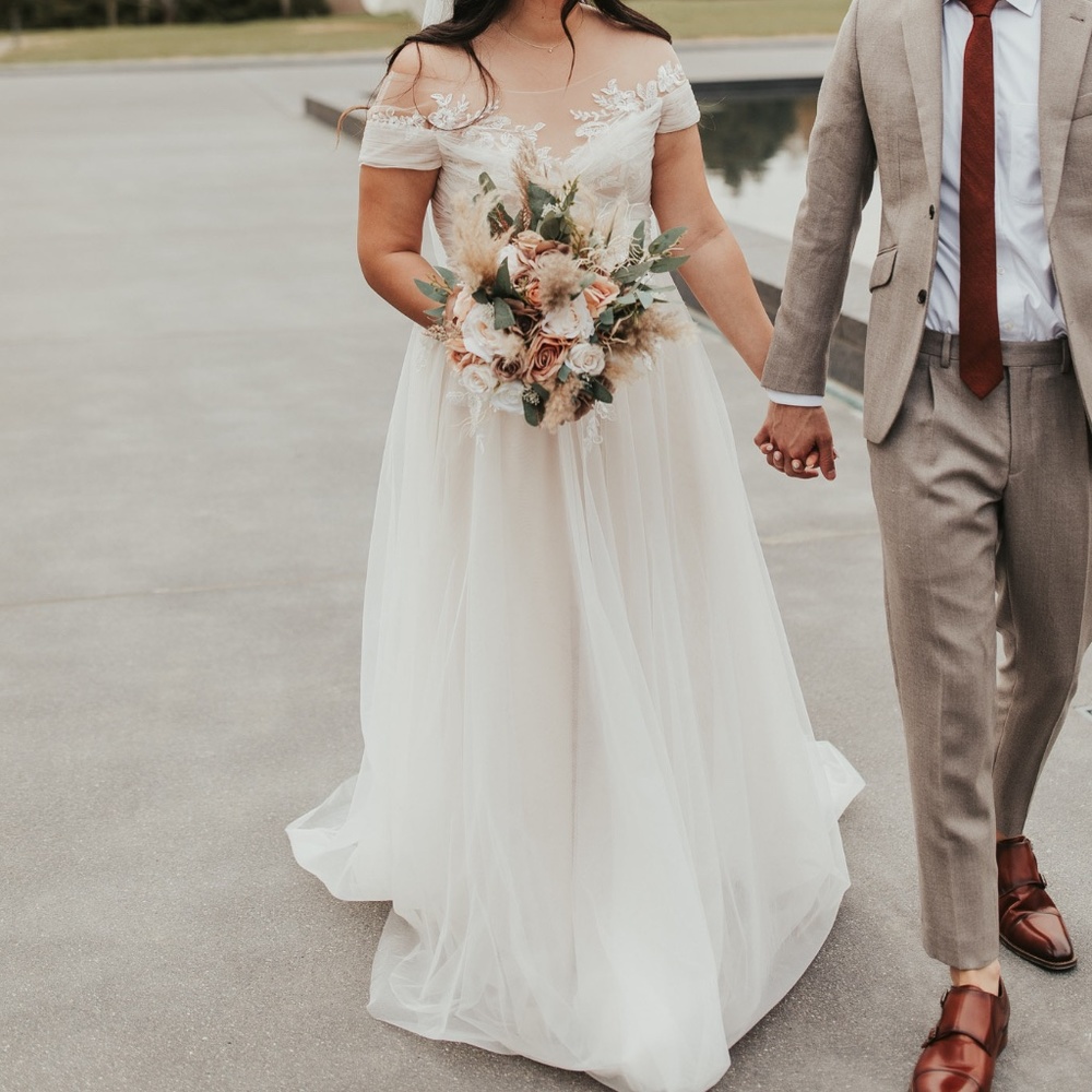 Wedding Dress - Picture 1 of 4